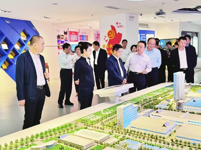 2024年10月17日，国家药品监督管理局副局长雷平同志、山东省副省长王桂英、山东省药品监督管理局局长李涛一行，在青岛市相关部门领导陪同下莅临k8凯发天生赢家药业调研指导。